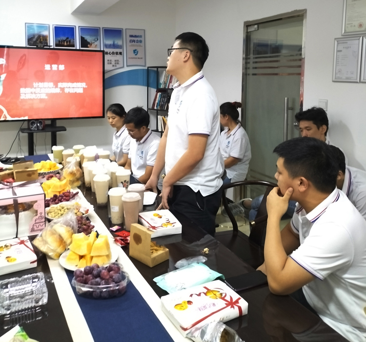 九游会中心科技召开9月份总结会暨生日会